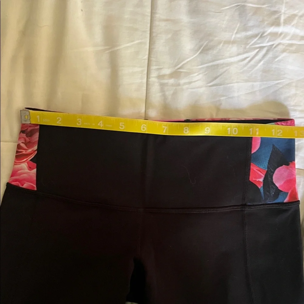 Lululemon Capri Black Floral Print Mid Rise Legging Size 6 - Picture 8 of 9